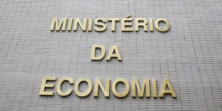 Reajuste para funcionalismo será decidido até junho, diz Tesouro