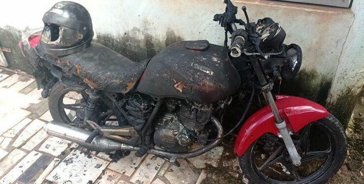 Motocicleta pega fogo no bairro da floresta em Itaituba, no PA