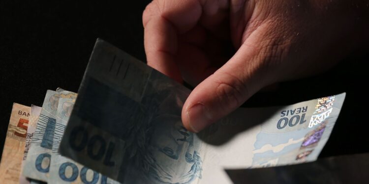 Caixa libera abono salarial para trabalhadores nascidos em dezembro