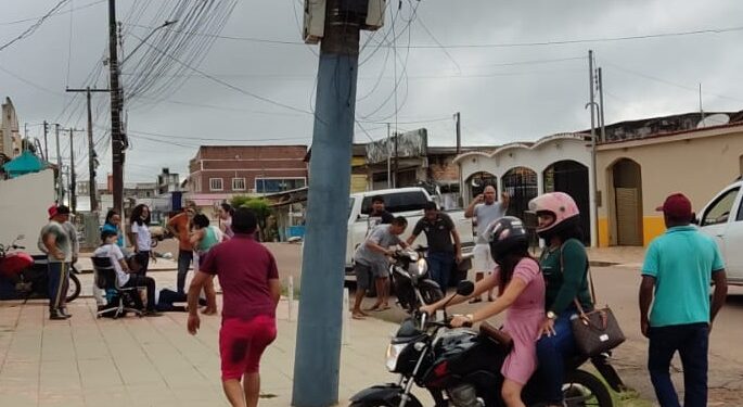 Colisão entre carro e moto é flagrado por câmeras de segurança, em Itaituba
