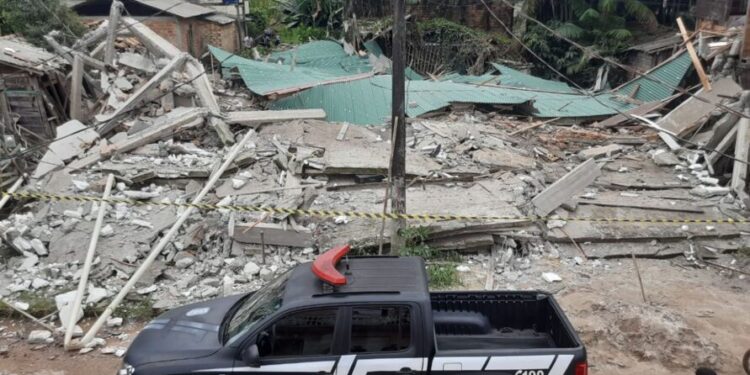 Vídeo: prédio desaba e deixa ferido em Limoeiro do Ajuru