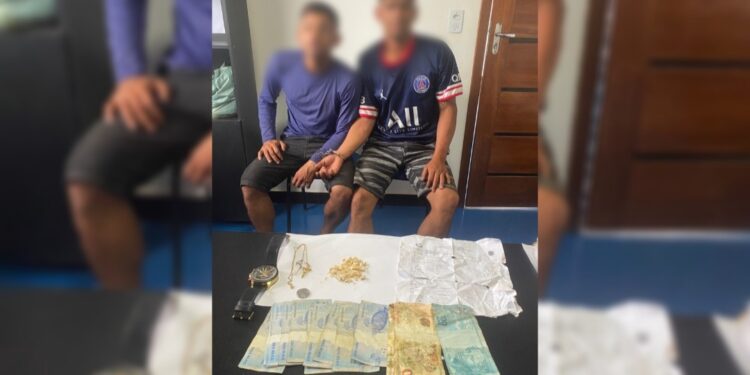 Dupla é presa suspeita de tráfico de drogas em Miritituba, no PA Dupla é presa suspeita de tráfico de drogas em Miritituba, no PA