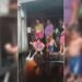 Boto brincalhão aparece e vira atração a moradores de Manaus