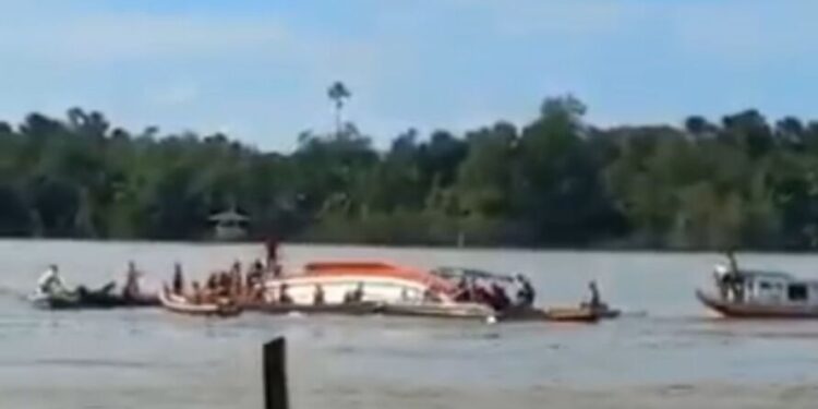 Naufrágio: barco afunda em rio próximo à Abaetetuba