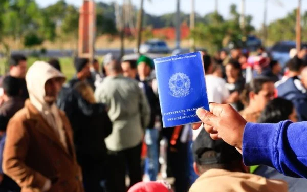 Desemprego no Brasil recua para 10,5% e é o menor desde 2015