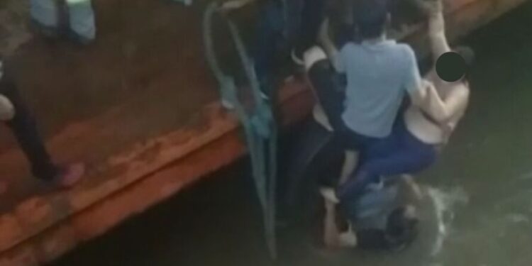Vídeo: mulher cai em rio ao se apressar para subir em balsa