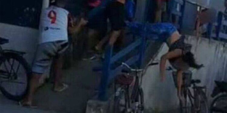 Mulher leva paulada, cai de escada e volta para briga