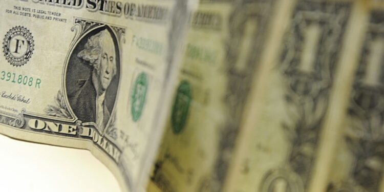 Dólar aproxima-se de R$ 5,40 com temor de recessão global