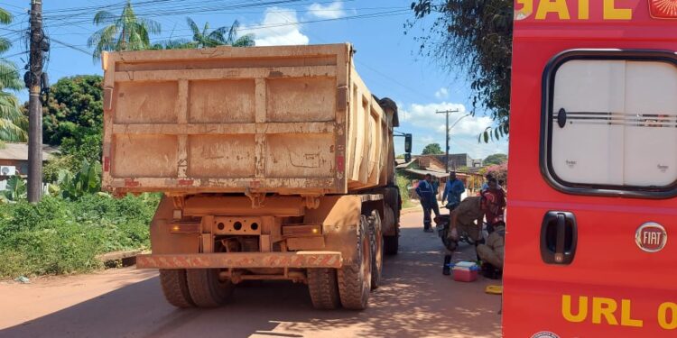 Motociclista  avança preferencial e colide em caçamba em Itaituba PA