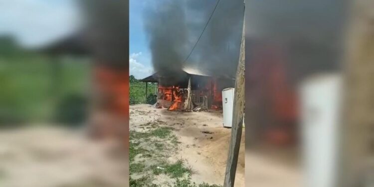 Vídeo: Casa pega fogo e família perde tudo em Itaituba Vídeo: Casa pega fogo e família perde tudo em Itaituba
