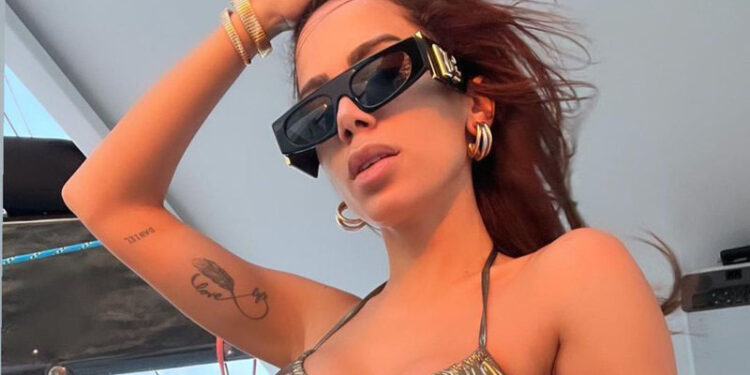 Anitta anuncia perfume íntimo após tatuagem no ânus