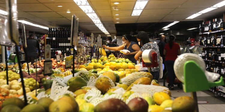 Inflação oficial cai 0,36% em agosto, diz IBGE