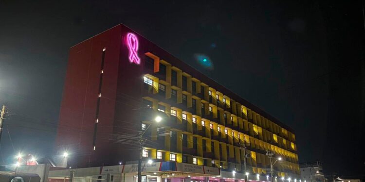 Hospital Regional do Tapajós ganha iluminação especial em alusão ao Outubro Rosa