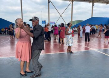 Sextou! Dia do idoso é celebrado com muito forró em