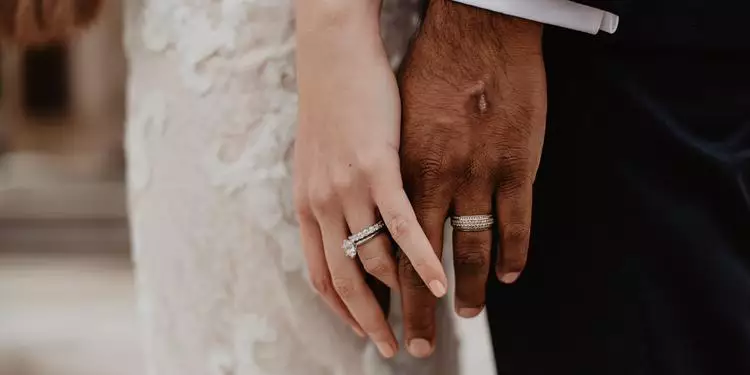 Metade dos homens brasileiros guarda dinheiro para gastar com amantes, aponta pesquisa