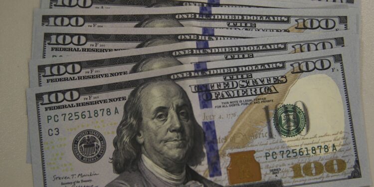 Dólar aproxima-se de R$ 5,30 com tensões no Reino Unido