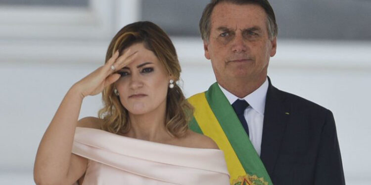 Michelle pede a evangélicas que olhem para ela: "serva"