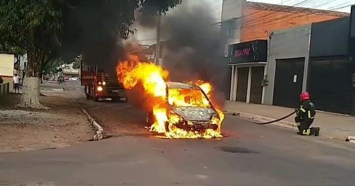 Vídeo: carro pega fogo no meio da rua e fica destruído em Tailândia