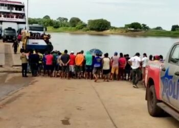 Várias pessoas morrem após micro-ônibus cair de balsa em rio