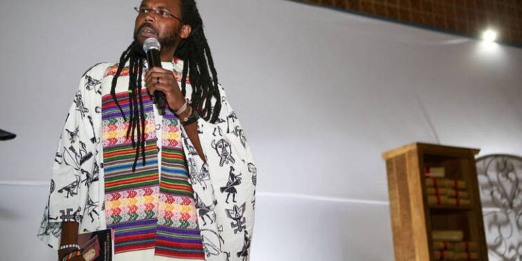Padre é afastado após abençoar cerimônia com casais gays 