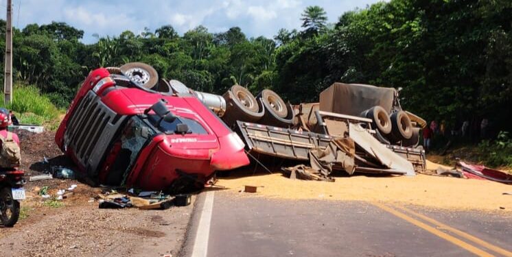 Duas carretas colidem na BR 230 no km 15 em Miritituba, no PA