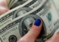 Dólar tem pequena alta no dia seguinte a ato terrorista
