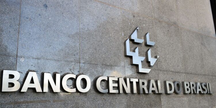 Banco Central corrige dados cambiais e país fecha 2022 no negativo