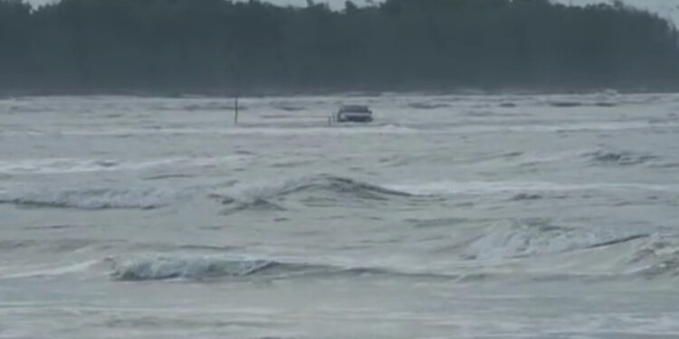 Vídeo: Carro é engolido pela maré na praia de Ajuruteua 