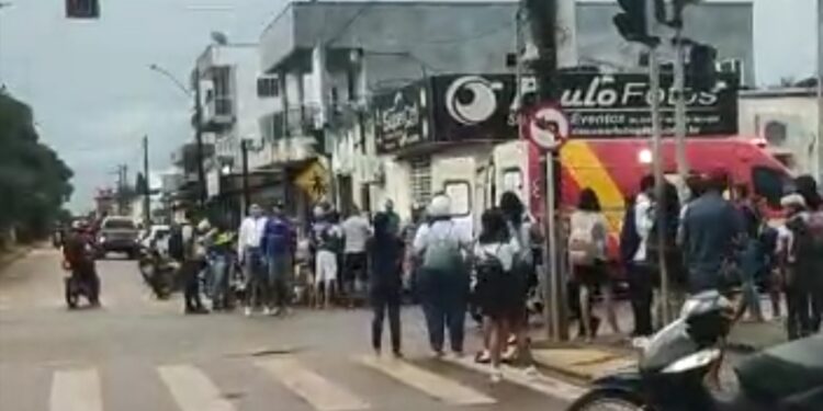 Vídeo: Motociclista avança preferencial e causa acidente no bairro Bom Remédio em Itaituba, no PA