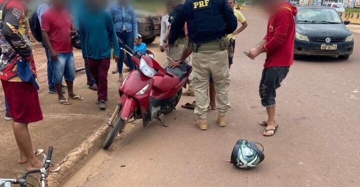 Motociclista colide com ciclista na Rodovia Transamazônica, em Itaituba