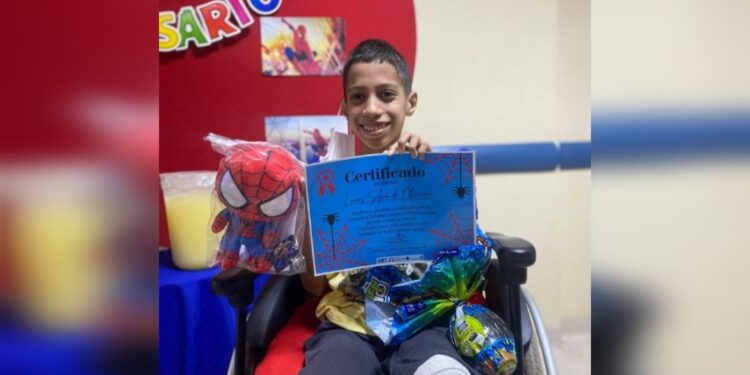 Adolescente picado por cobra recebe alta e ganha festa de aniversário no HRT