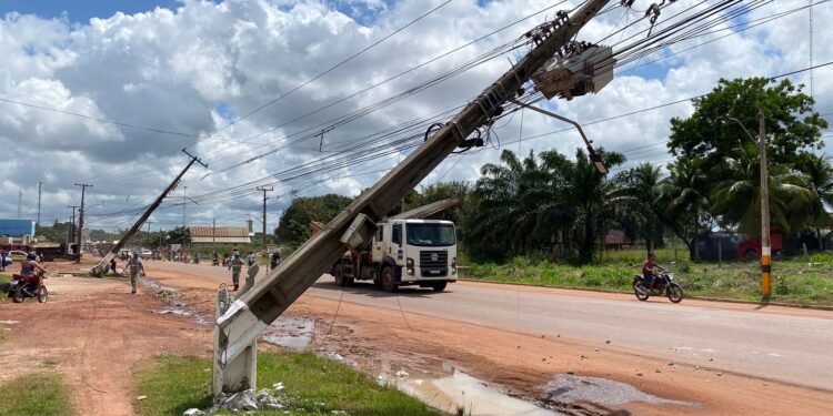 Carreta atinge postes que ameaçam cair na PA-150 em Tailândia