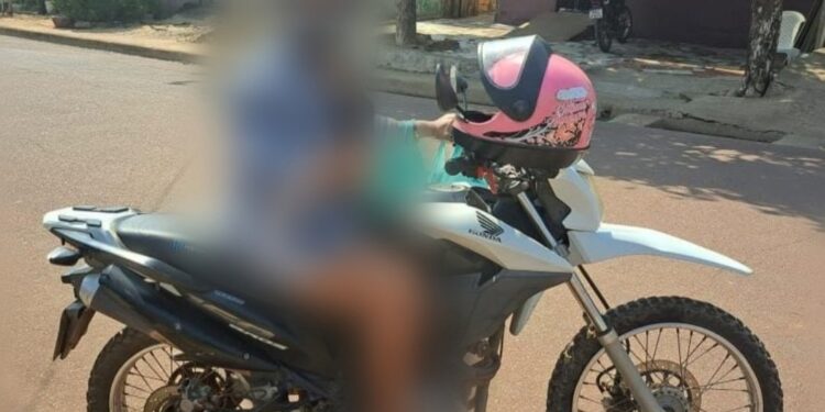 Mulher tem moto tomada de assalto em Itaituba, no PA