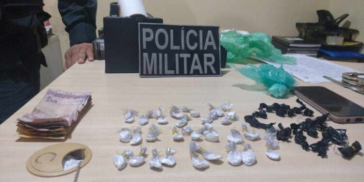Mulher é presa e menor apreendida por suspeita de tráfico de drogas, em Óbidos