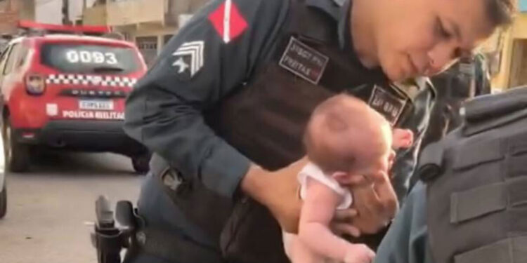 PMs salvam a bebê de 2 meses da morte por engasgo em Belém