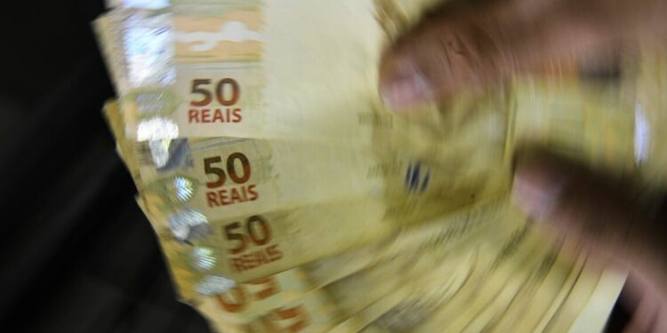Com novo cálculo, salário mínimo pode chegar a R$ 1.412 em 2024