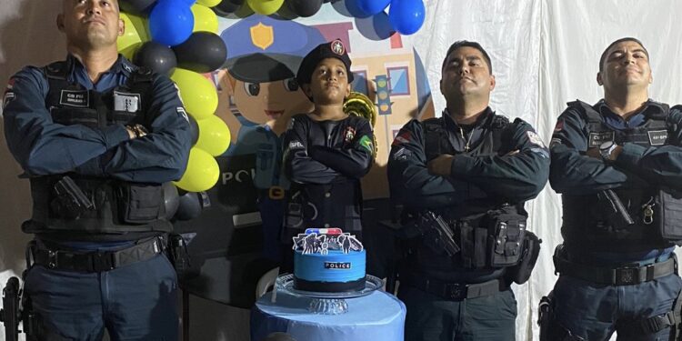 Fã da PM: menino recebe visita de policiais durante aniversário em Tailândia