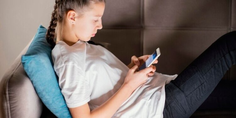 EUA aprova lei que proíbe rede social para menores de 14 anos