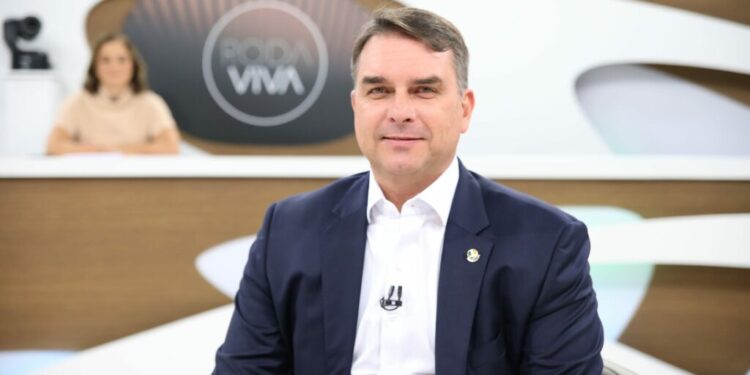 Flávio Bolsonaro diz ser contra impeachment de Moraes: ‘Não vai resolver’ Flávio Bolsonaro diz ser contra impeachment de Moraes: ‘Não vai resolver’