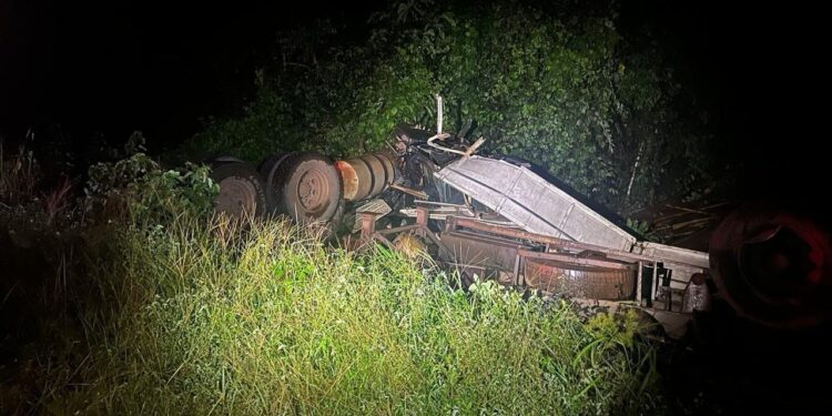 Duas pessoas morrem e três ficam feridas após acidente na BR-163