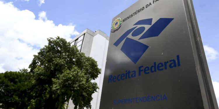 Autuações da Receita Federal sobem 65% em 2023 e somam R$ 225,5 bi Autuações da Receita Federal sobem 65% em 2023 e somam R$ 225,5 bi