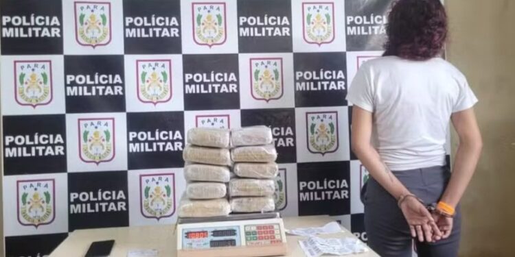 Mulher é presa suspeita de transportar mais de 10kg de drogas em uma lancha Mulher é presa suspeita de transportar mais de 10kg de drogas em uma lancha