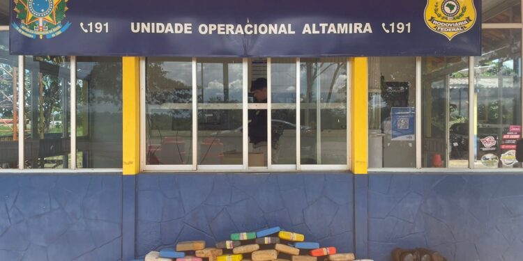 Equipe PRF aborda veículo e descobre carregamento de drogas em Altamira, Pará