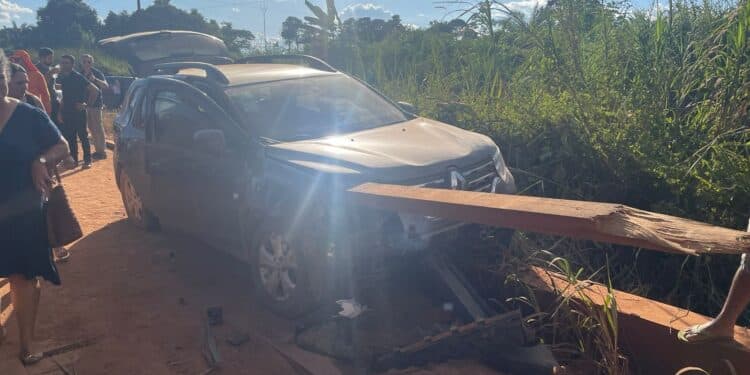 Acidente em ponte na BR-230 deixa passageira ferida Acidente em ponte na BR-230 deixa passageira ferida