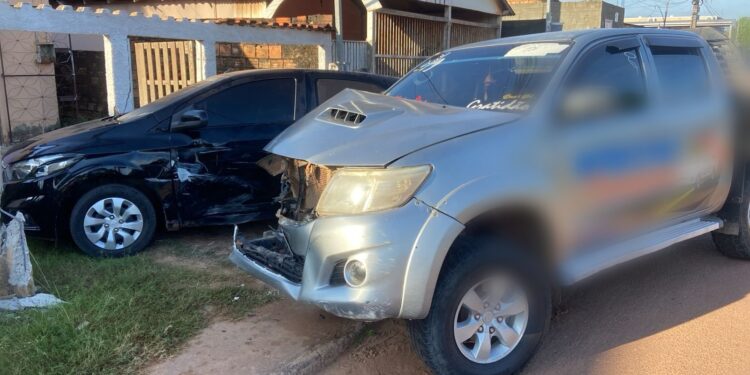 Caminhonete atinge veículo estacionado e danifica residência no bairro Santo Antônio Caminhonete atinge veículo estacionado e danifica residência no bairro Santo Antônio