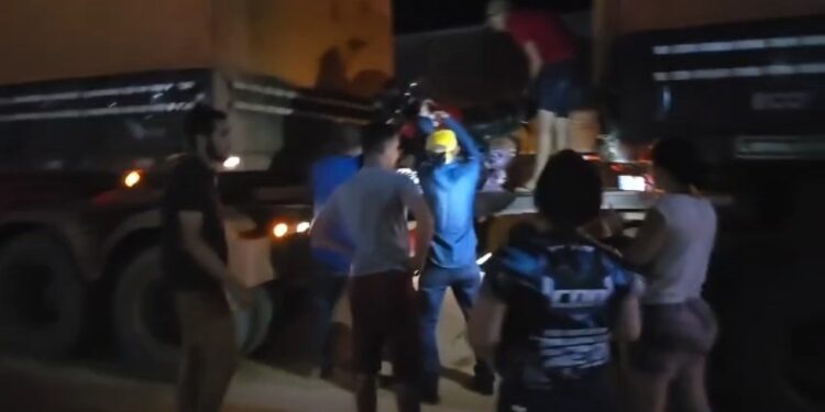 Solidariedade na Estrada: Caminhoneiros Socorrem Casal em Dificuldade na BR-163 Solidariedade na Estrada: Caminhoneiros Socorrem Casal em Dificuldade na BR-163