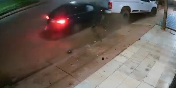 Vídeo: Colisão atinge três veículos estacionados na Avenida Brasil em Rurópolis, Pará Vídeo: Colisão atinge três veículos estacionados na Avenida Brasil em Rurópolis, Pará