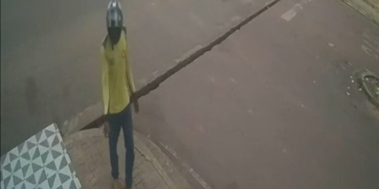 Vídeo: Cachorro é levado de estabelecimento comercial em Itaituba, no PA Vídeo: Cachorro é levado de estabelecimento comercial em Itaituba, no PA