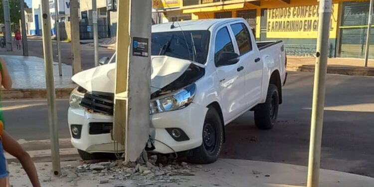 Tailândia: caminhonete colide e destrói parte de poste neste domingo (9) Tailândia: caminhonete colide e destrói parte de poste neste domingo (9)