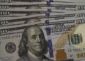 Dólar encosta em R$ 5,21 pressionado por Brasil e exterior